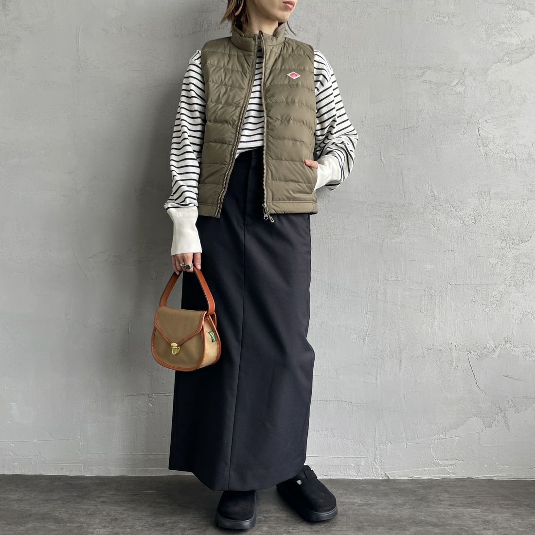 DANTON [ダントン] スタンドカラー ミドルダウンベスト [DT-A0550NRP] KHAKI BROW&&モデル身長：158cm 着用サイズ：S&&