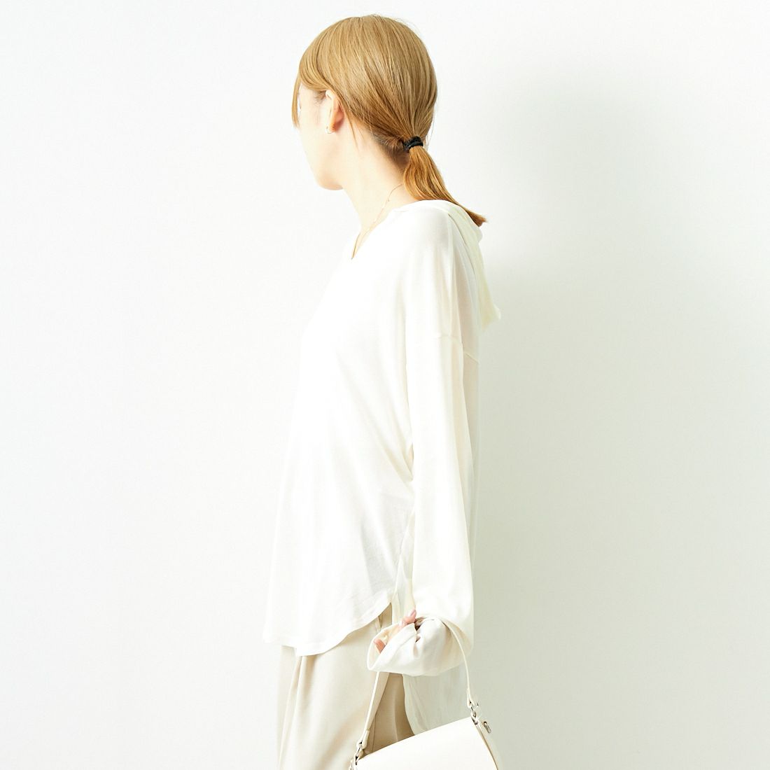 CHIGNON [シニヨン] フーディチュールプルオーバー [8644-106KK] IVORY &&モデル身長：167cm 着用サイズ：F&&