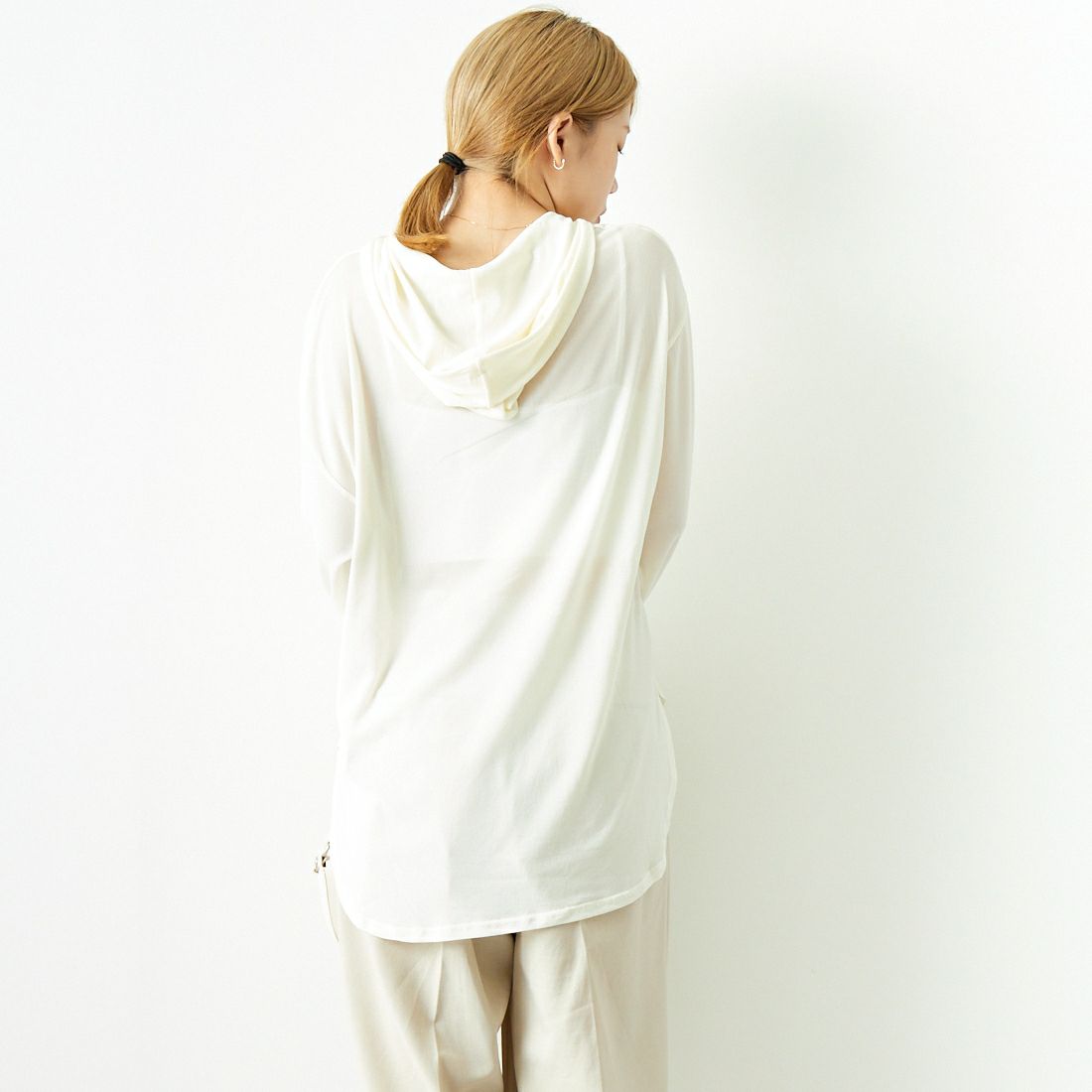 CHIGNON [シニヨン] フーディチュールプルオーバー [8644-106KK] IVORY &&モデル身長：167cm 着用サイズ：F&&