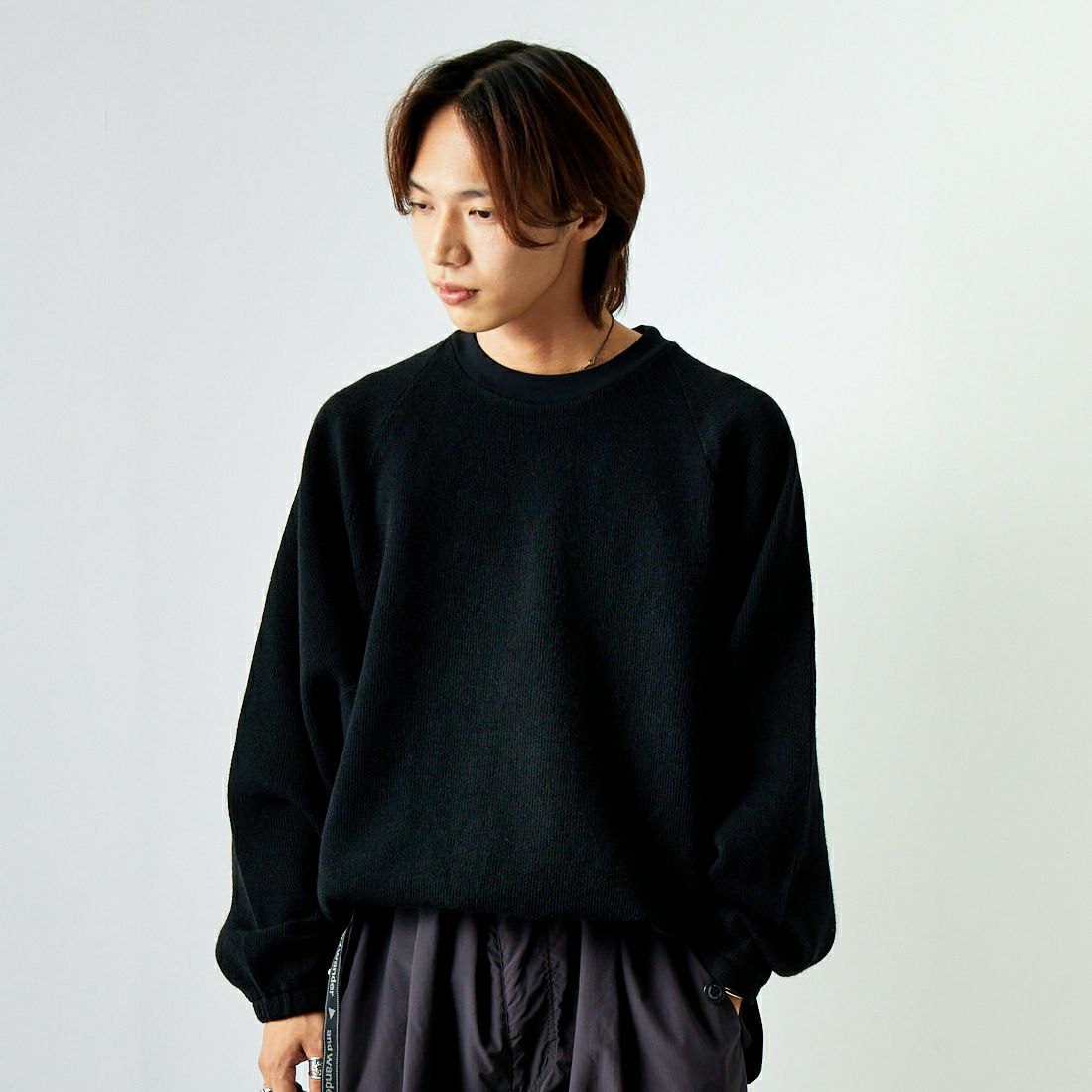 White Mountaineering [ホワイトマウンテニアリング] ラグランプルオーバー [WM2473511] BLACK &&モデル身長：179cm 着用サイズ：F&&