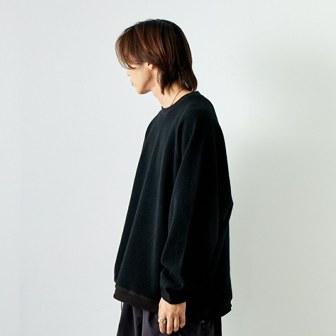 White Mountaineering [ホワイトマウンテニアリング] ラグランプルオーバー [WM2473511] BLACK &&モデル身長：179cm 着用サイズ：F&&
