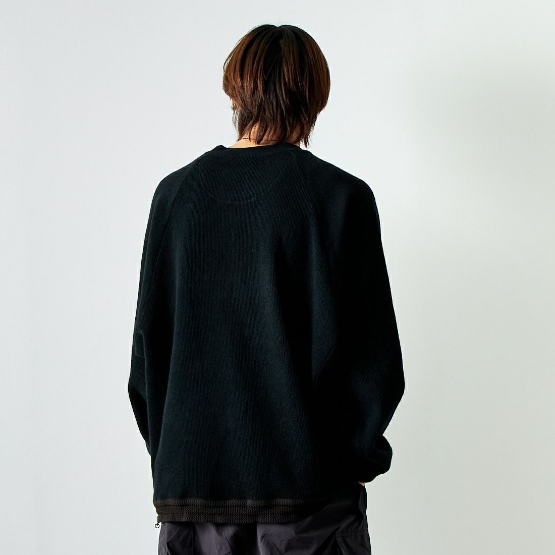 White Mountaineering [ホワイトマウンテニアリング] ラグランプルオーバー [WM2473511] BLACK &&モデル身長：179cm 着用サイズ：F&&