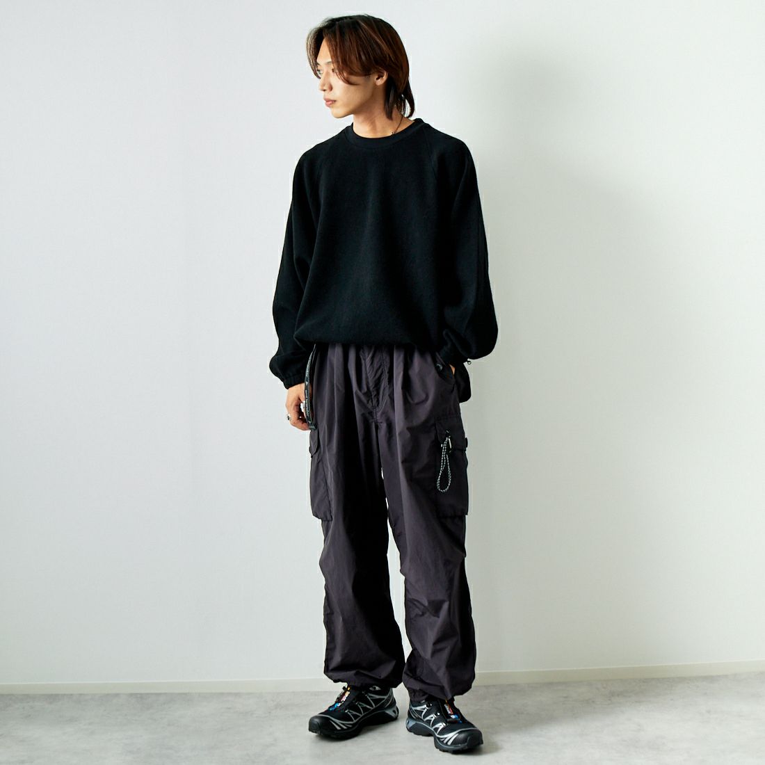 White Mountaineering [ホワイトマウンテニアリング] ラグランプルオーバー [WM2473511] BLACK &&モデル身長：179cm 着用サイズ：F&&
