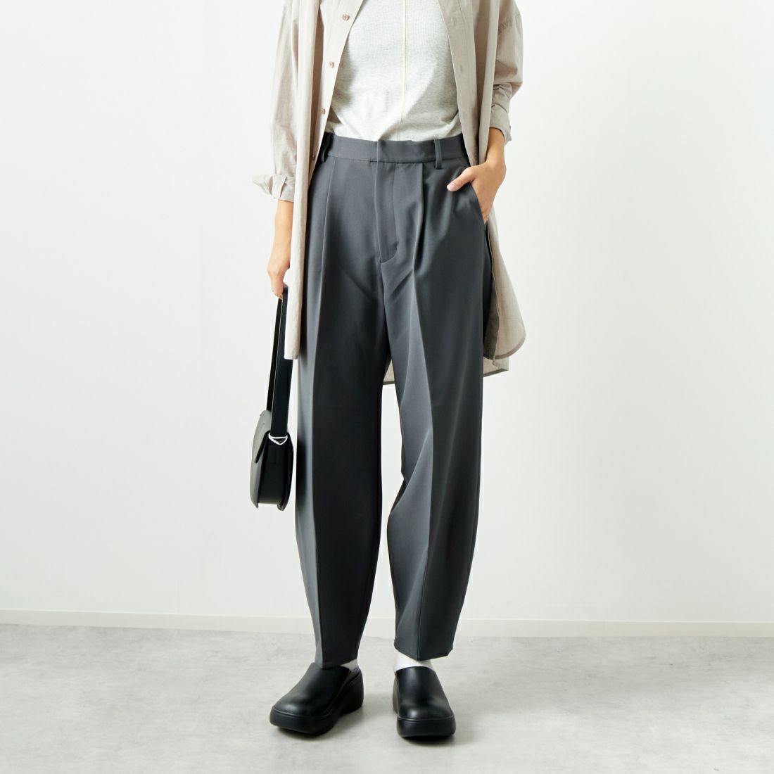 USINE [ユジーヌ] タックパンツ [2430302] CHARCOAL &&モデル身長：167cm 着用サイズ：1&&