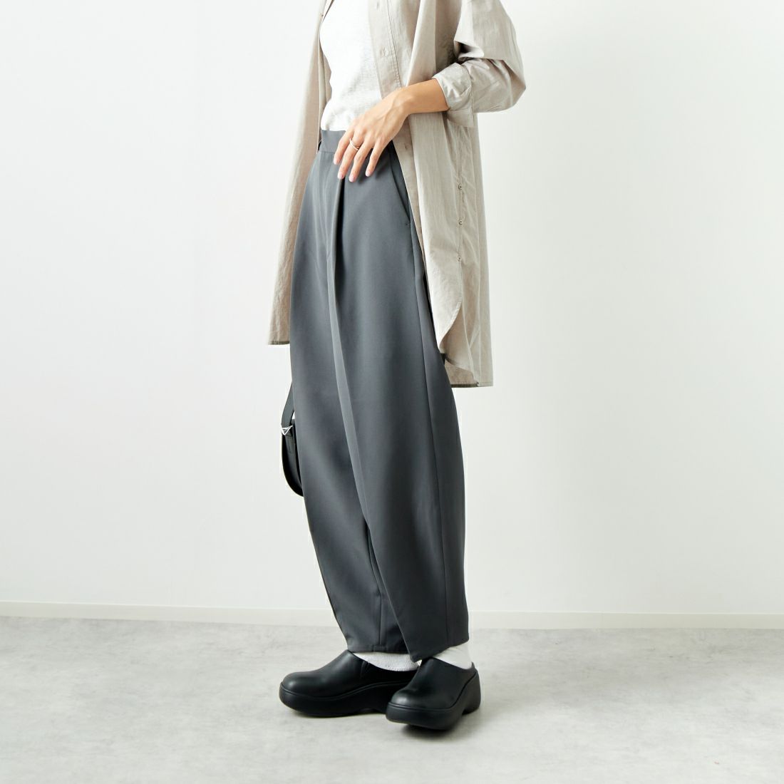 USINE [ユジーヌ] タックパンツ [2430302] CHARCOAL &&モデル身長：167cm 着用サイズ：1&&