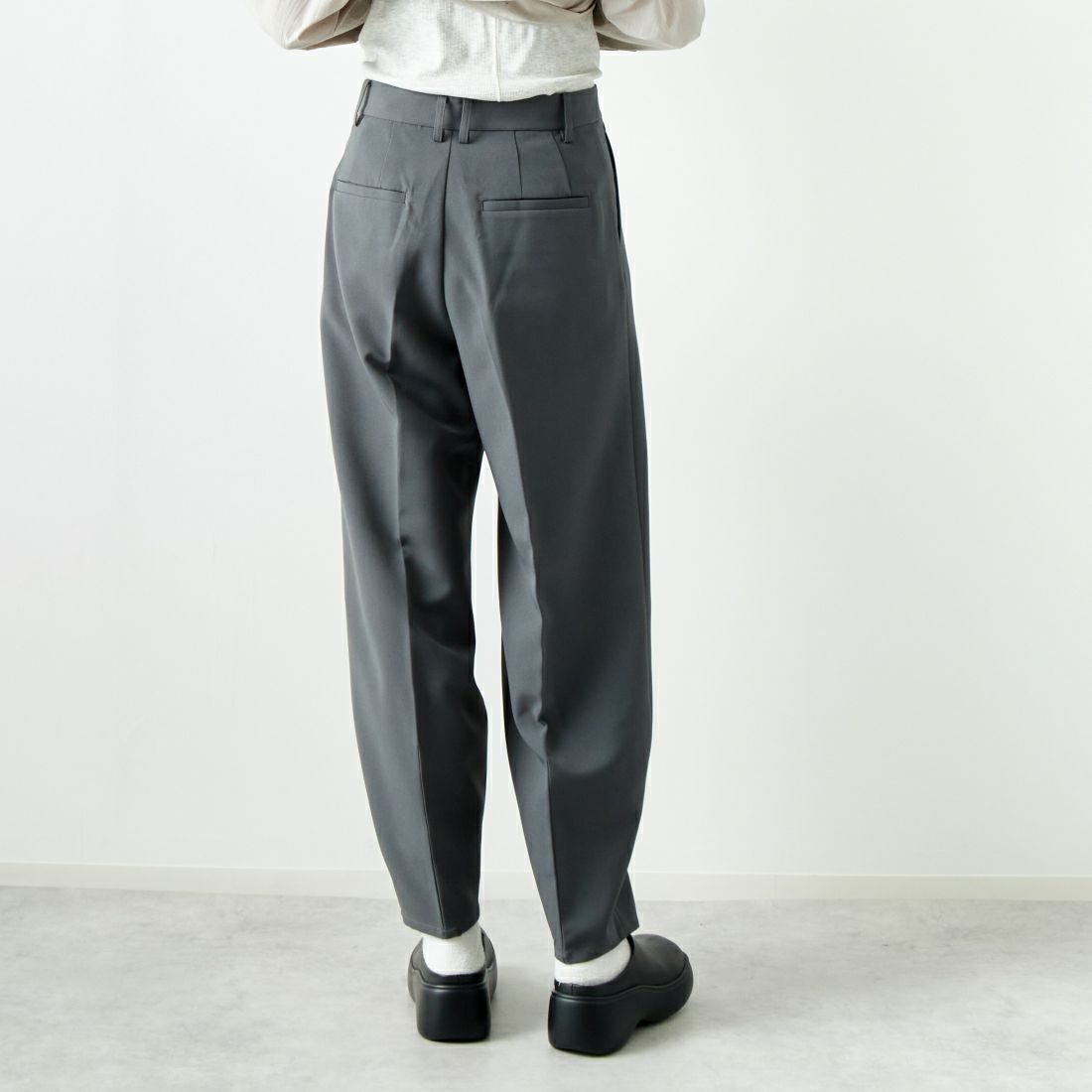 USINE [ユジーヌ] タックパンツ [2430302] CHARCOAL &&モデル身長：167cm 着用サイズ：1&&