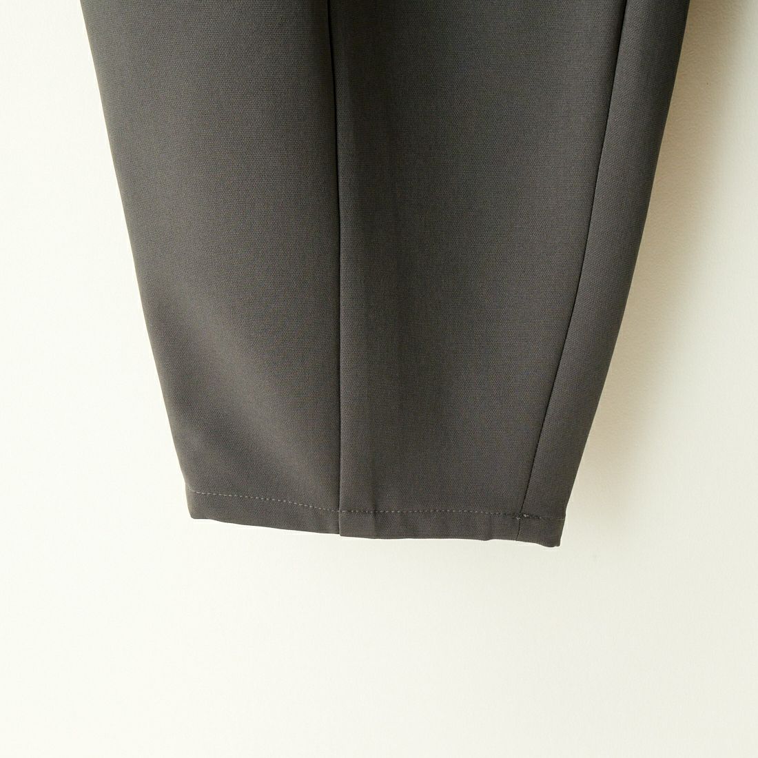 USINE [ユジーヌ] タックパンツ [2430302] CHARCOAL