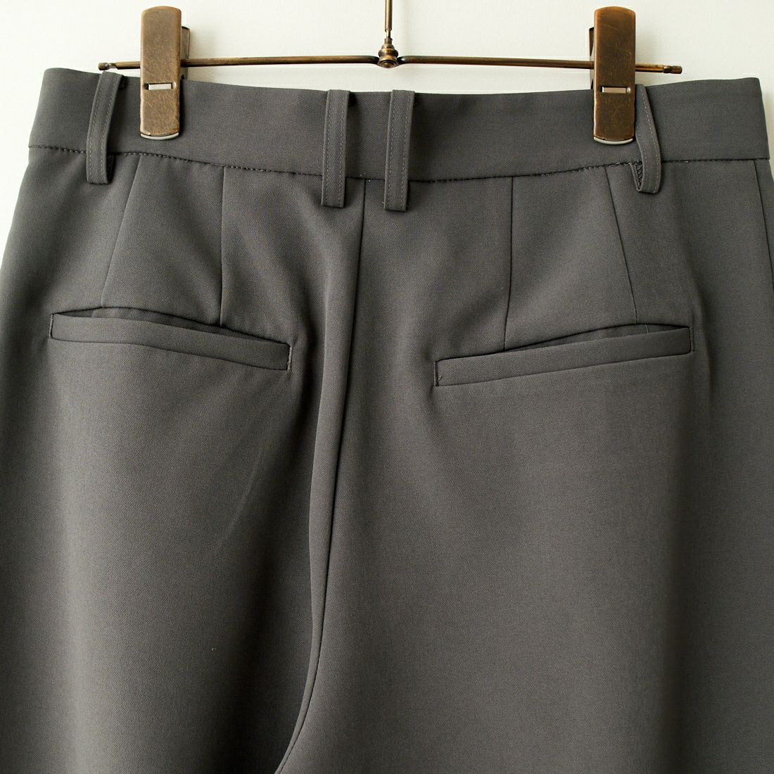 USINE [ユジーヌ] タックパンツ [2430302] CHARCOAL