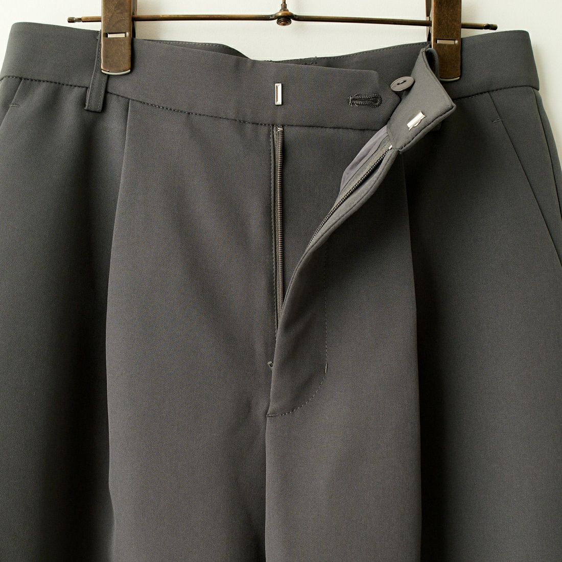 USINE [ユジーヌ] タックパンツ [2430302] CHARCOAL