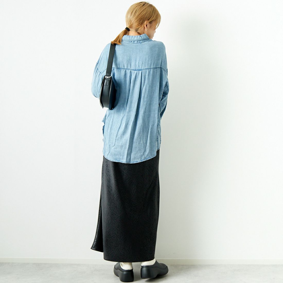 CHIGNON [シニヨン] レザーライクマーメイドスカート [2144-047MK] BLACK &&モデル身長：167cm 着用サイズ：F&&