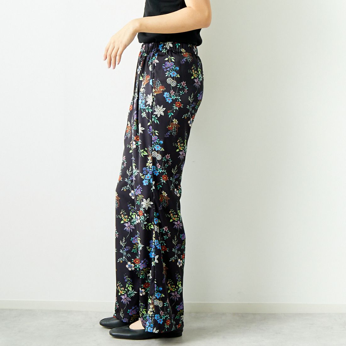 Jeans Factory Clothes [ジーンズファクトリークローズ] フラワープリントサテンパンツ [21243052] 004 ﾌﾞﾗｯｸ &&モデル身長：167cm 着用サイズ：F&&