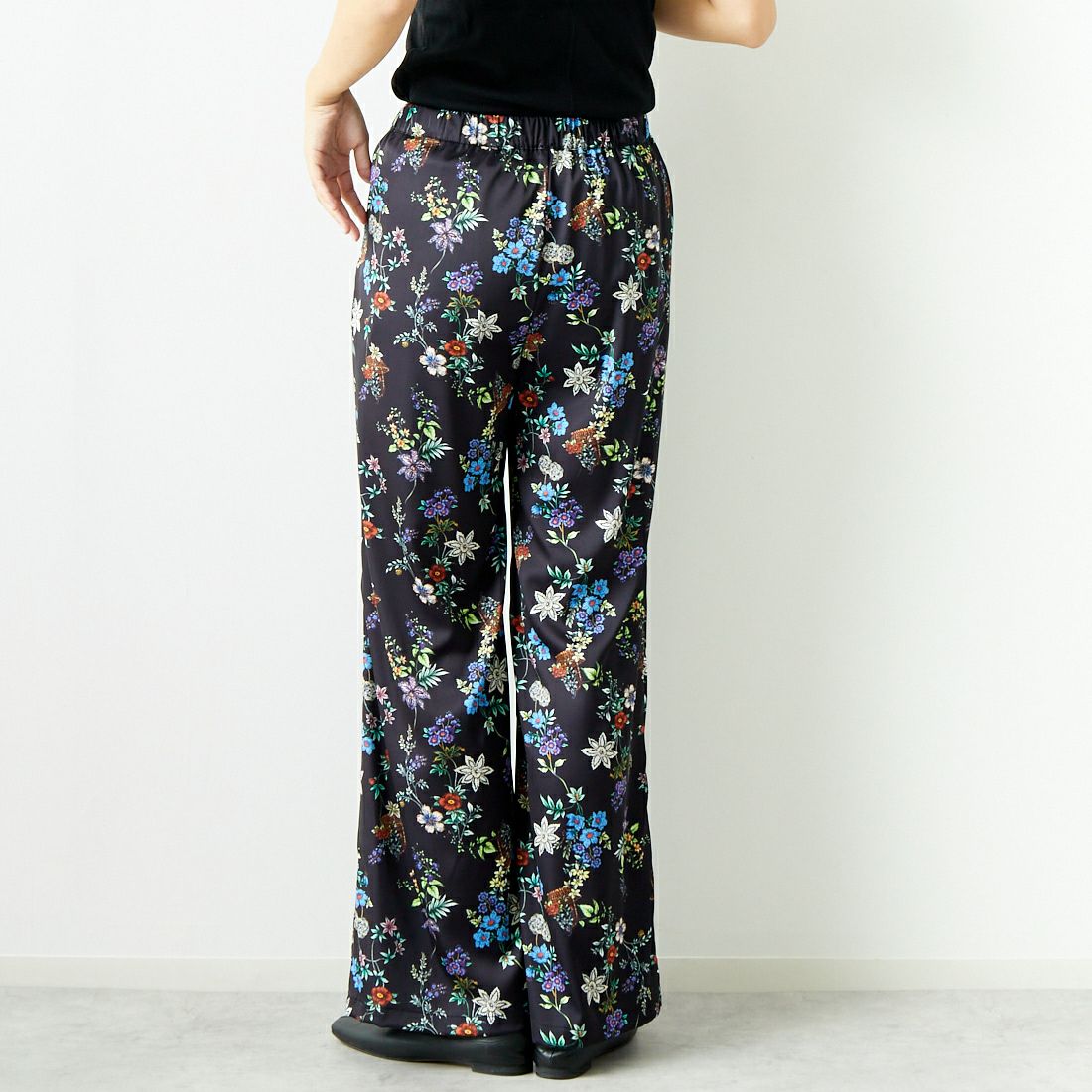 Jeans Factory Clothes [ジーンズファクトリークローズ] フラワープリントサテンパンツ [21243052] 004 ﾌﾞﾗｯｸ &&モデル身長：167cm 着用サイズ：F&&