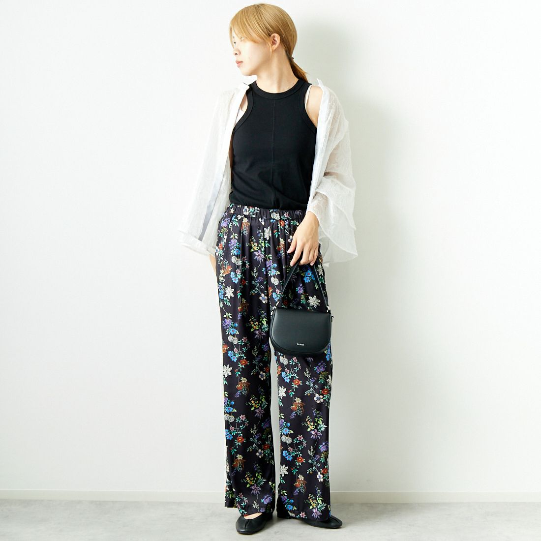 Jeans Factory Clothes [ジーンズファクトリークローズ] フラワープリントサテンパンツ [21243052] 004 ﾌﾞﾗｯｸ &&モデル身長：167cm 着用サイズ：F&&