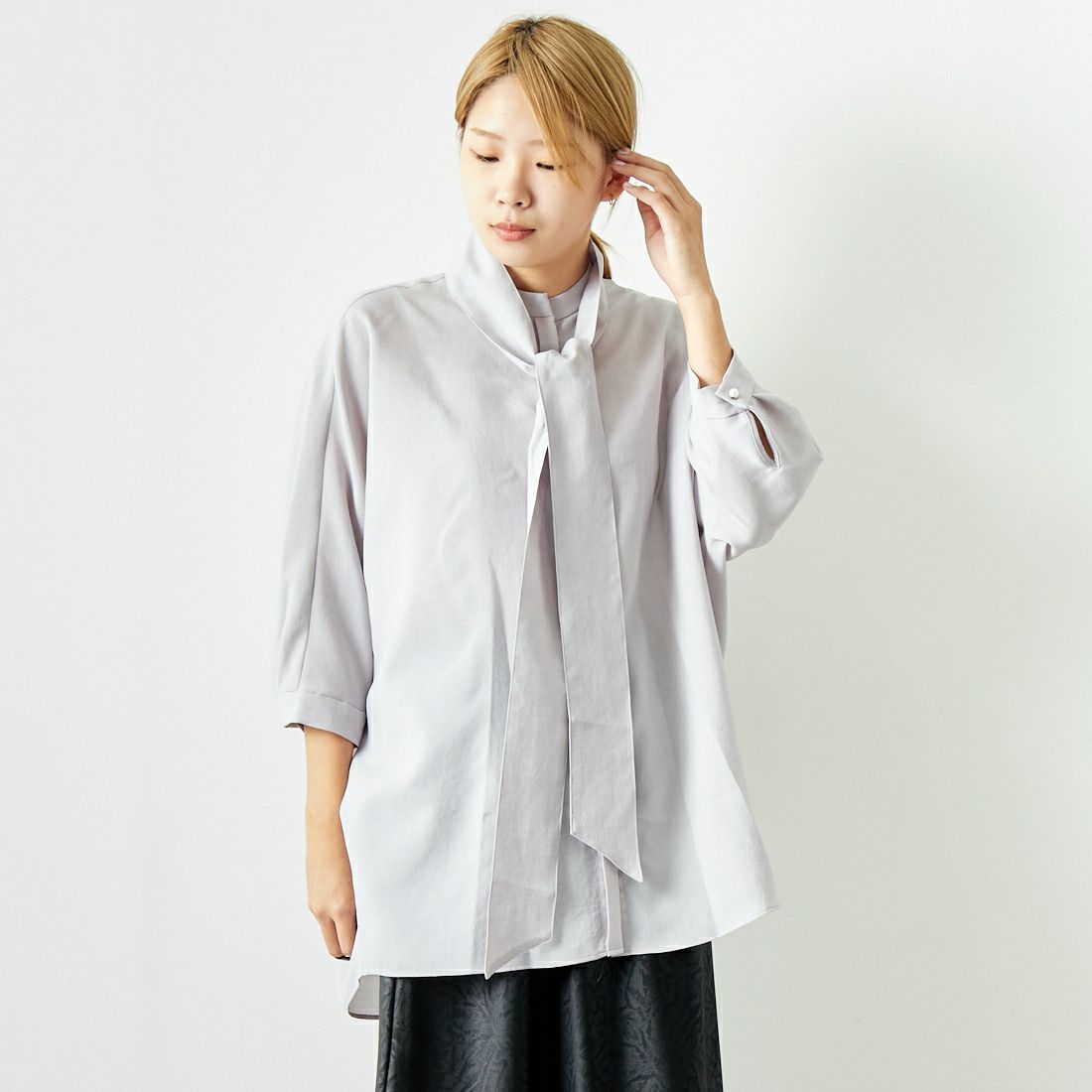 Jeans Factory Clothes [ジーンズファクトリークローズ] マルチウェイボウタイブラウス [7643403] L.GRAY &&モデル身長：167cm 着用サイズ：F&&