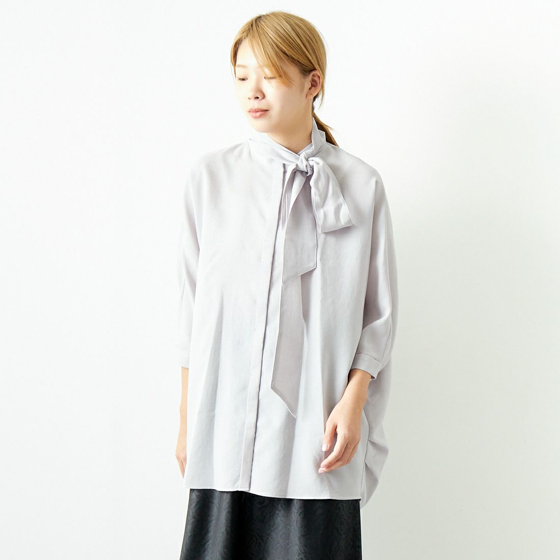Jeans Factory Clothes [ジーンズファクトリークローズ] マルチウェイボウタイブラウス [7643403] L.GRAY &&モデル身長：167cm 着用サイズ：F&&
