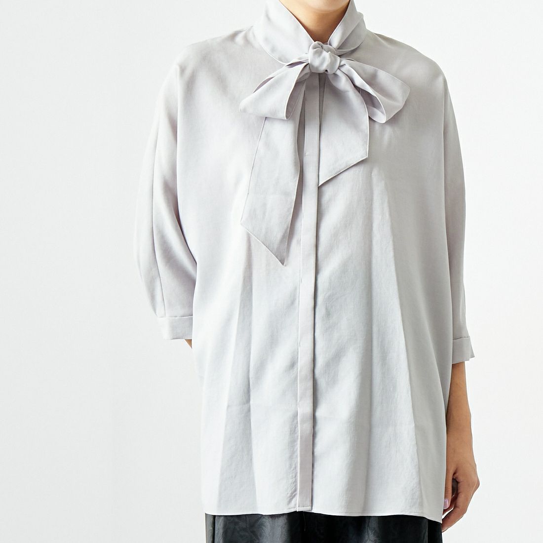 Jeans Factory Clothes [ジーンズファクトリークローズ] マルチウェイボウタイブラウス [7643403] L.GRAY &&モデル身長：167cm 着用サイズ：F&&
