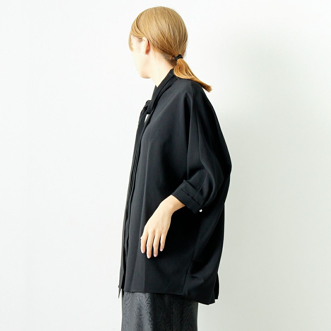 Jeans Factory Clothes [ジーンズファクトリークローズ] マルチウェイボウタイブラウス [7643403] BLACK &&モデル身長：167cm 着用サイズ：F&&