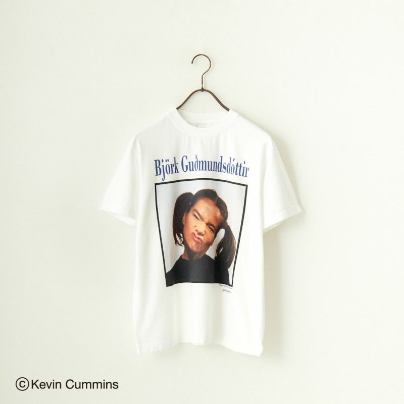 Kevin Cummins × JEANS FACTORY [ケヴィン・カミンズ × ジーンズファクトリー] Bjork フォトプリントTシャツ  [JFC-243-068]｜ジーンズファクトリー公式通販サイト - JEANS FACTORY Online Shop