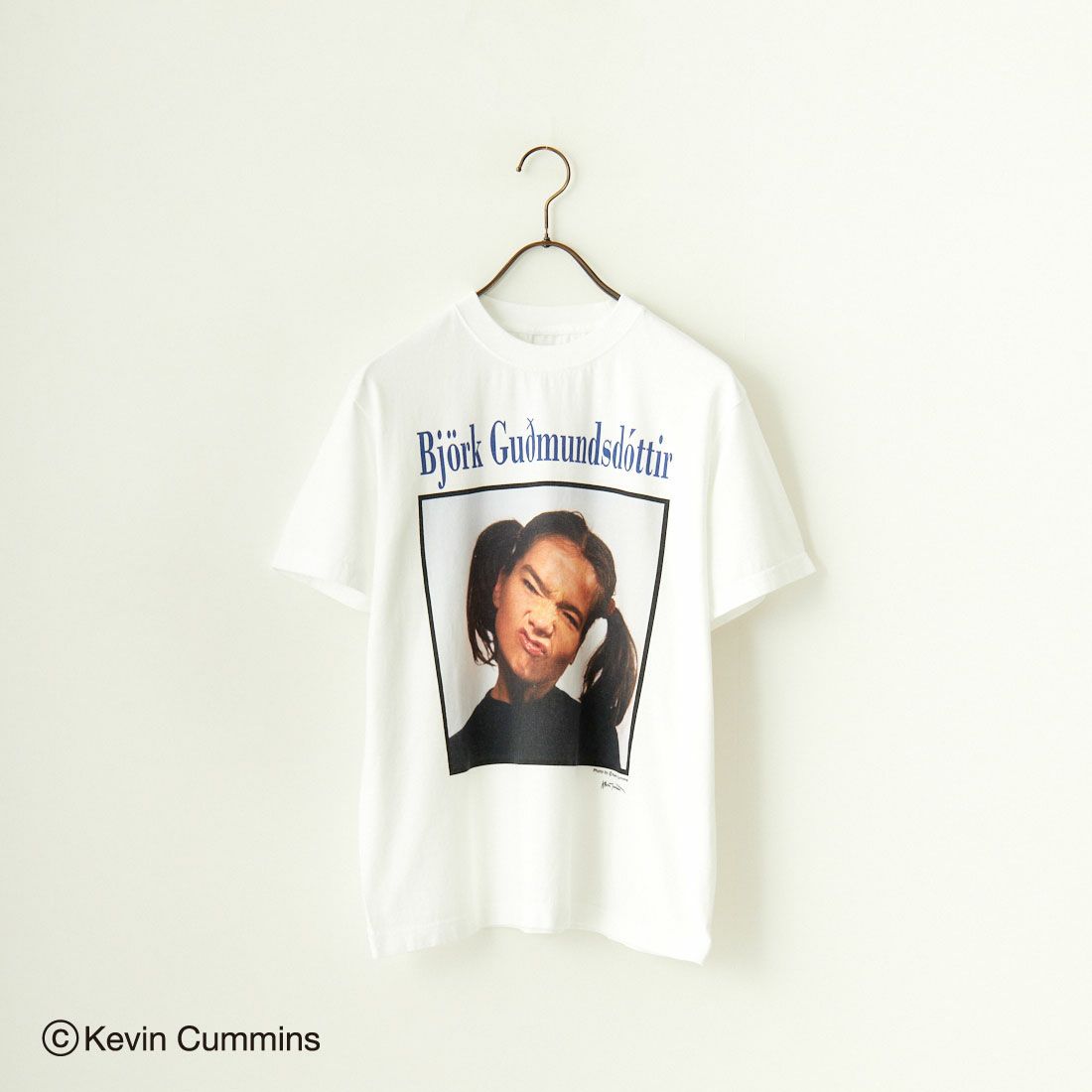 Kevin Cummins × JEANS FACTORY [ケヴィン・カミンズ × ジーンズファクトリー] Bjork フォトプリントTシャツ [JFC-243-068]