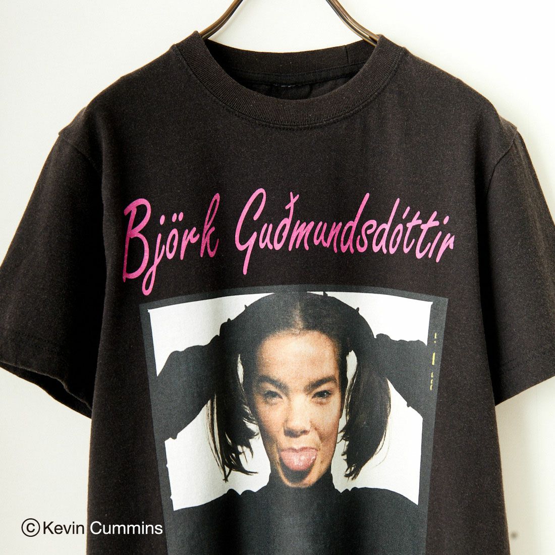 Kevin Cummins × JEANS FACTORY [ケヴィン・カミンズ × ジーンズファクトリー] Bjork フォトプリントTシャツ [JFC-243-068] BLACK