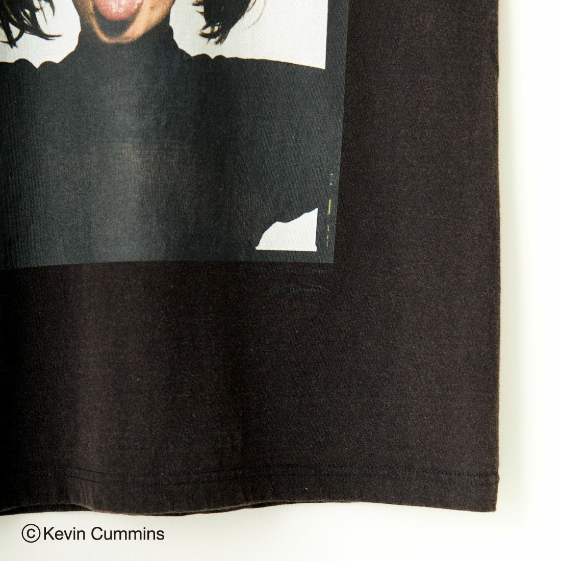 Kevin Cummins × JEANS FACTORY [ケヴィン・カミンズ × ジーンズファクトリー] Bjork フォトプリントTシャツ [JFC-243-068] BLACK