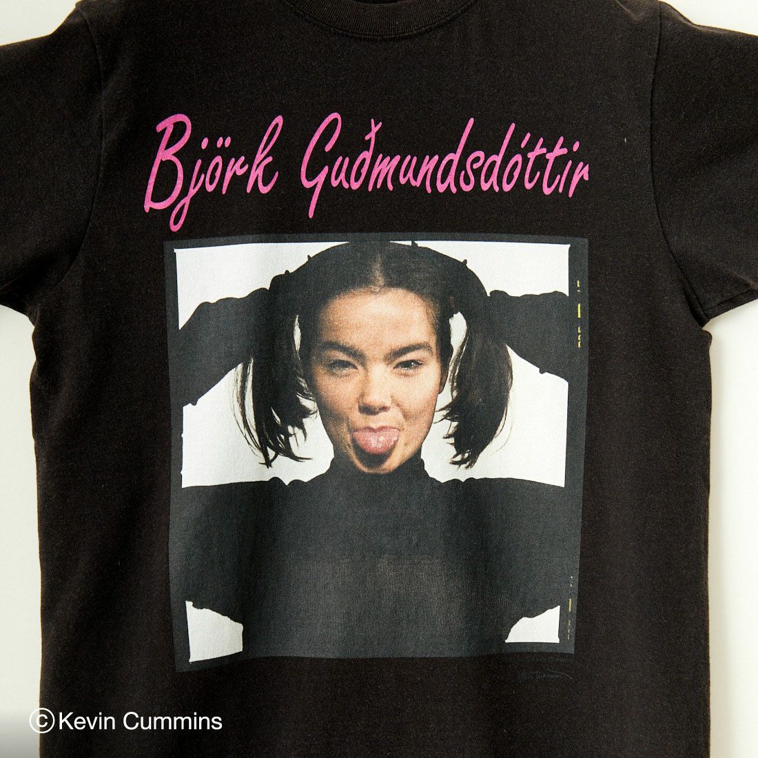 Kevin Cummins × JEANS FACTORY [ケヴィン・カミンズ × ジーンズファクトリー] Bjork フォトプリントTシャツ [JFC-243-068] BLACK