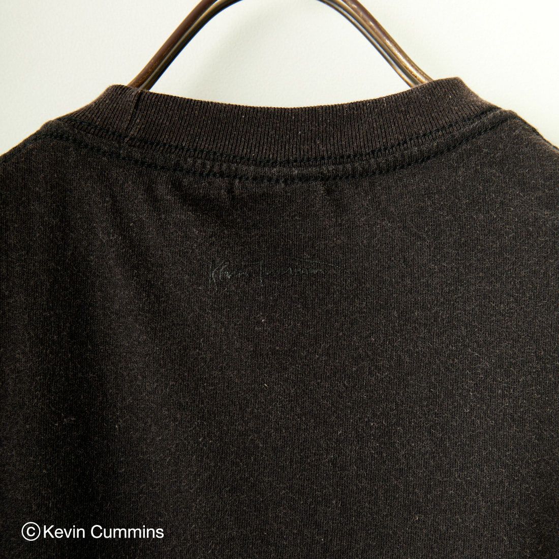 Kevin Cummins × JEANS FACTORY [ケヴィン・カミンズ × ジーンズファクトリー] Bjork フォトプリントTシャツ [JFC-243-068] BLACK