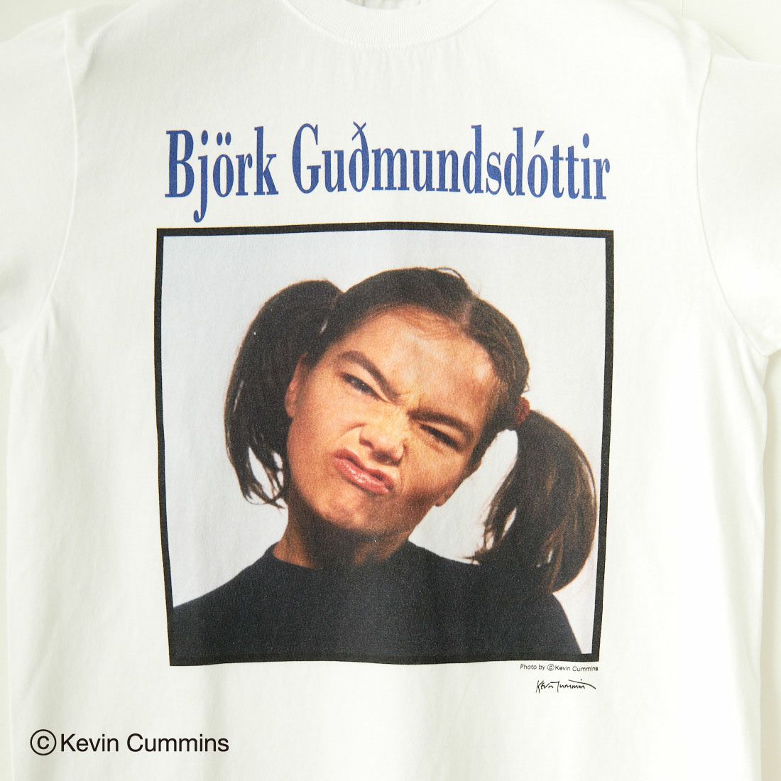 Kevin Cummins × JEANS FACTORY [ケヴィン・カミンズ × ジーンズファクトリー] Bjork フォトプリントTシャツ [JFC-243-068] WHITE
