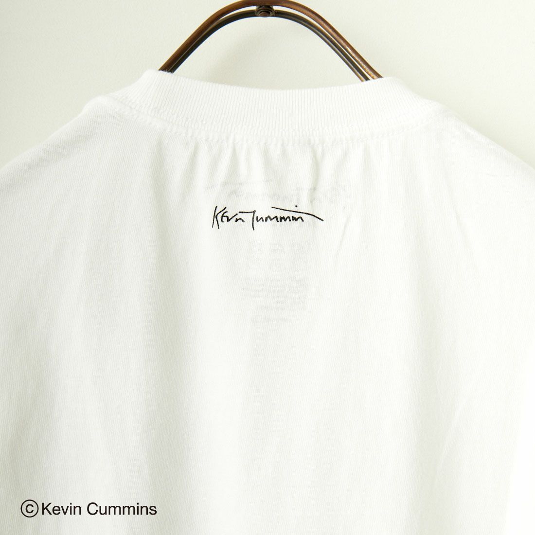 Kevin Cummins × JEANS FACTORY [ケヴィン・カミンズ × ジーンズファクトリー] Bjork フォトプリントTシャツ [JFC-243-068] WHITE