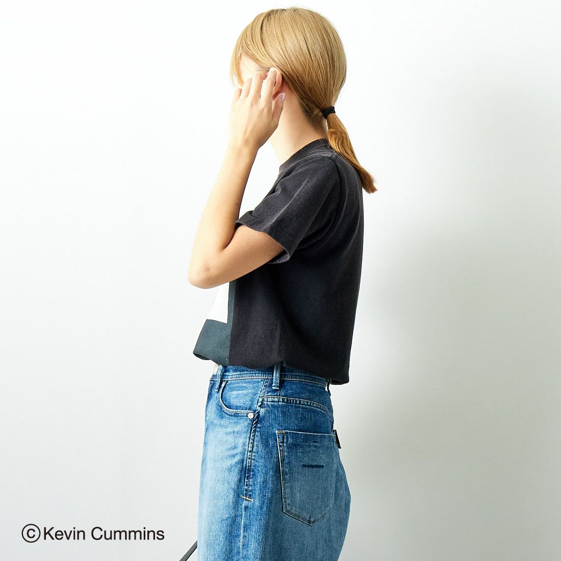Kevin Cummins × JEANS FACTORY [ケヴィン・カミンズ × ジーンズファクトリー] Bjork フォトプリントTシャツ [JFC-243-068] BLACK &&モデル身長：167cm 着用サイズ：S&&