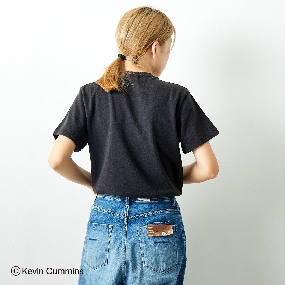 Kevin Cummins × JEANS FACTORY [ケヴィン・カミンズ × ジーンズファクトリー] Bjork フォトプリントTシャツ [JFC-243-068] BLACK &&モデル身長：167cm 着用サイズ：S&&