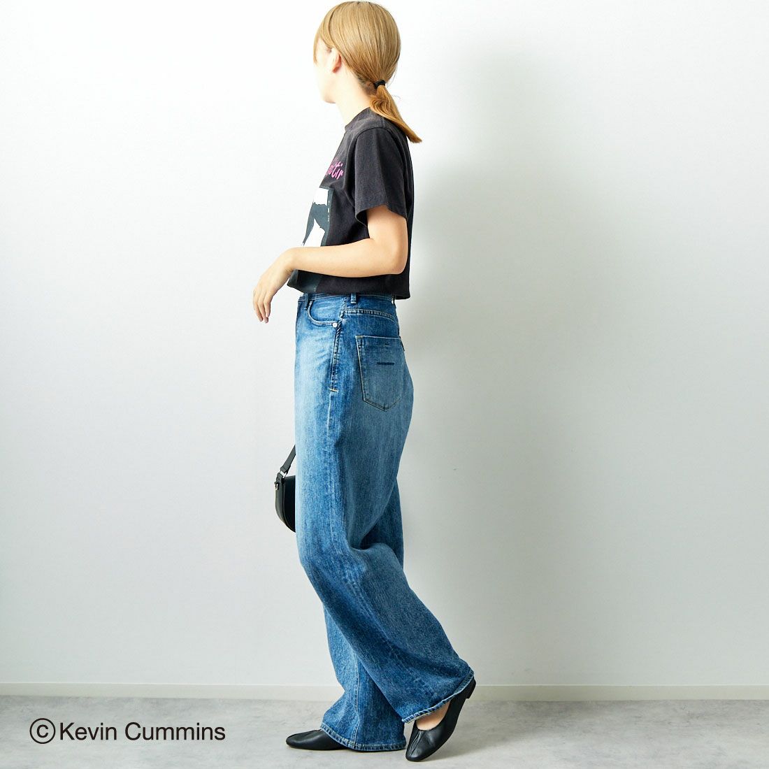 Kevin Cummins × JEANS FACTORY [ケヴィン・カミンズ × ジーンズファクトリー] Bjork フォトプリントTシャツ [JFC-243-068] BLACK &&モデル身長：167cm 着用サイズ：S&&