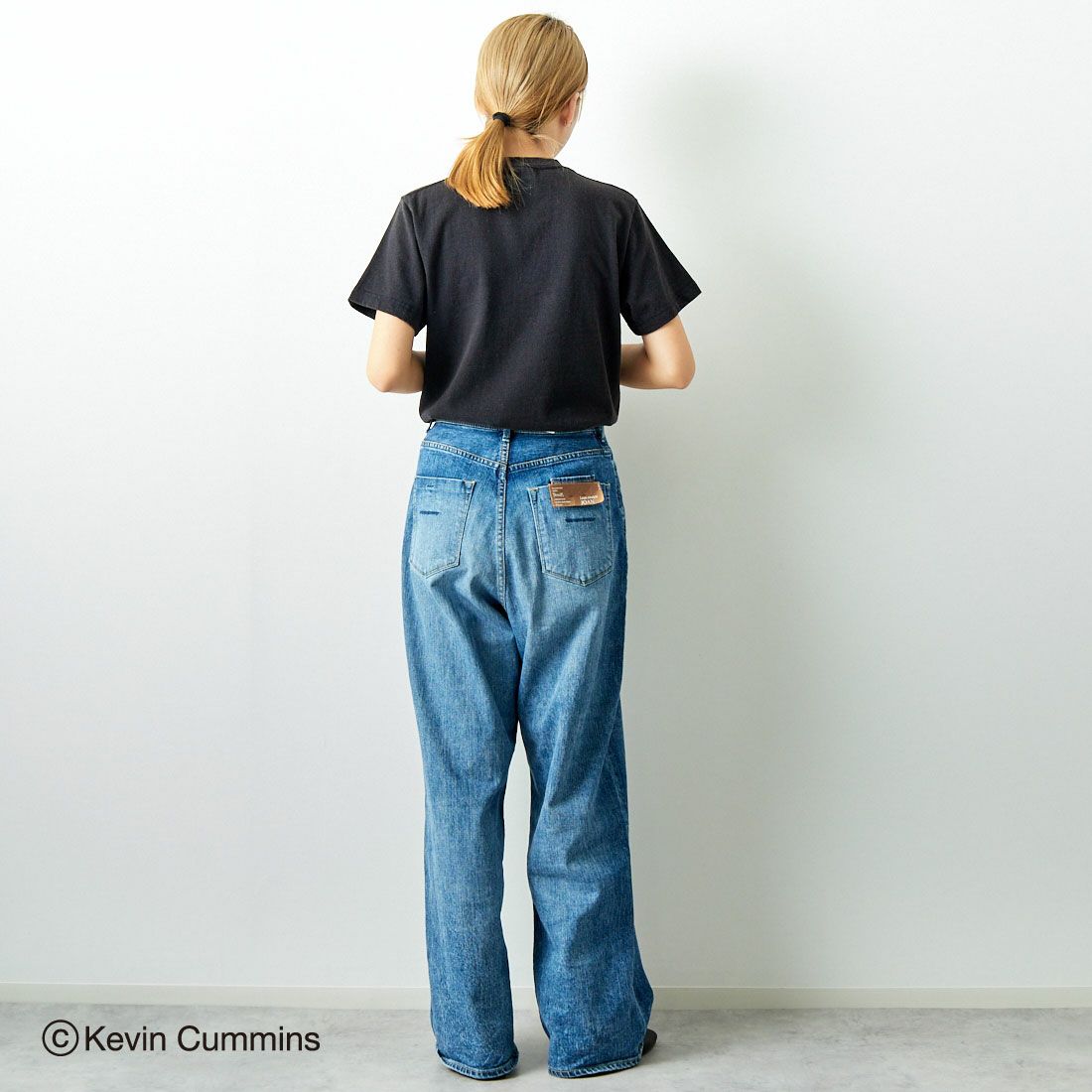 Kevin Cummins × JEANS FACTORY [ケヴィン・カミンズ × ジーンズファクトリー] Bjork フォトプリントTシャツ [JFC-243-068] BLACK &&モデル身長：167cm 着用サイズ：S&&