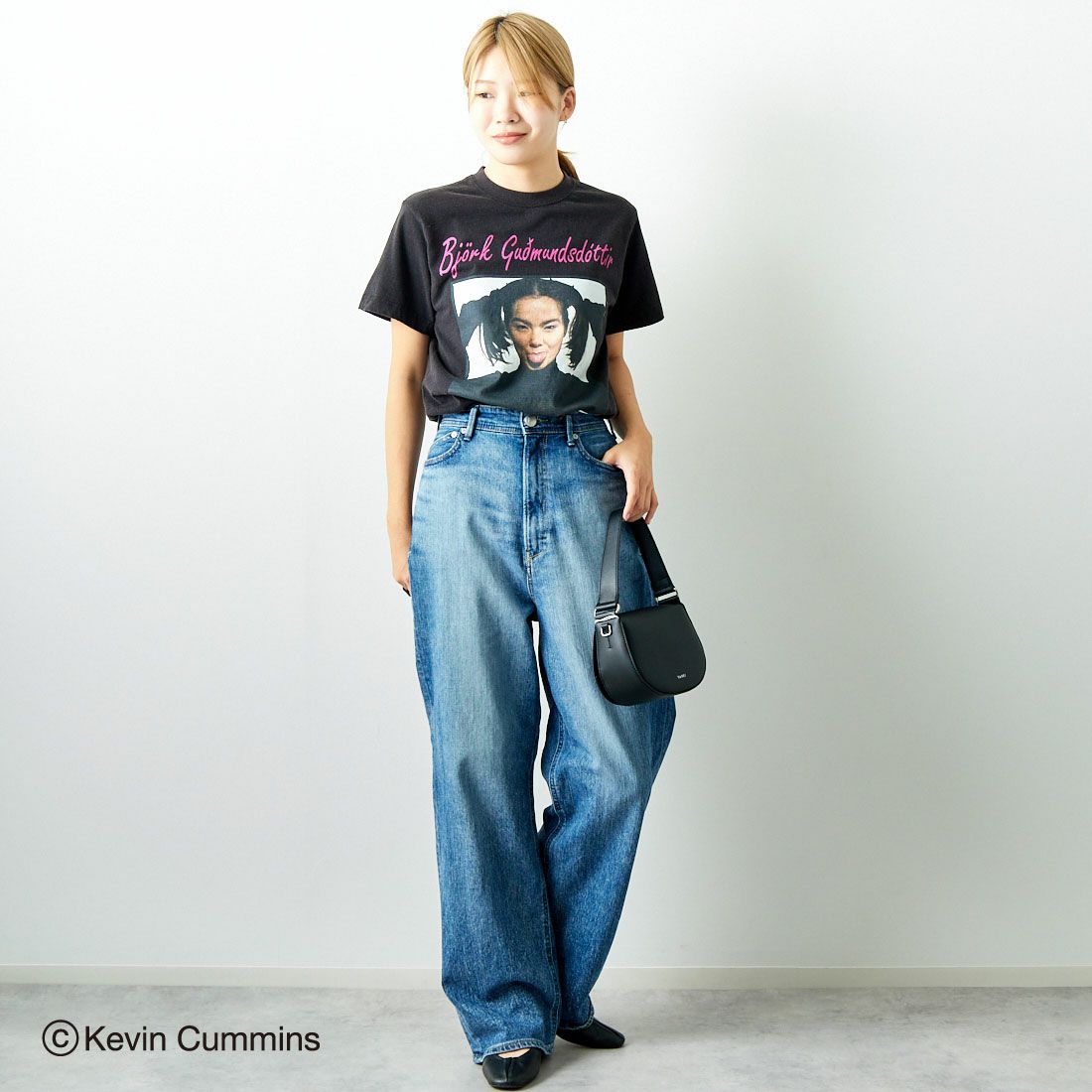 Kevin Cummins × JEANS FACTORY [ケヴィン・カミンズ × ジーンズファクトリー] Bjork フォトプリントTシャツ [JFC-243-068] BLACK &&モデル身長：167cm 着用サイズ：S&&