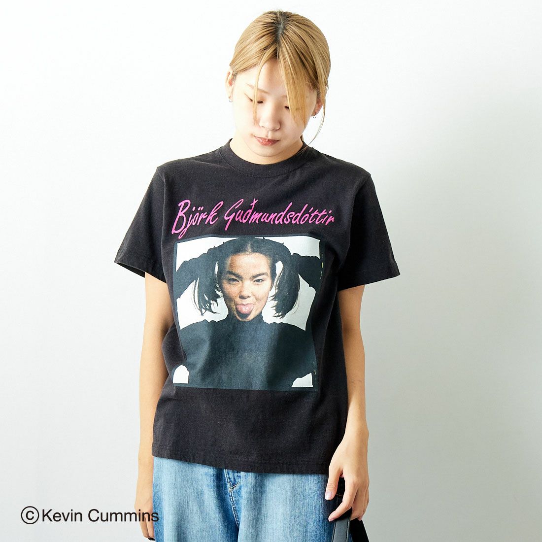Kevin Cummins × JEANS FACTORY [ケヴィン・カミンズ × ジーンズファクトリー] Bjork フォトプリントTシャツ [JFC-243-068] BLACK &&モデル身長：167cm 着用サイズ：S&&