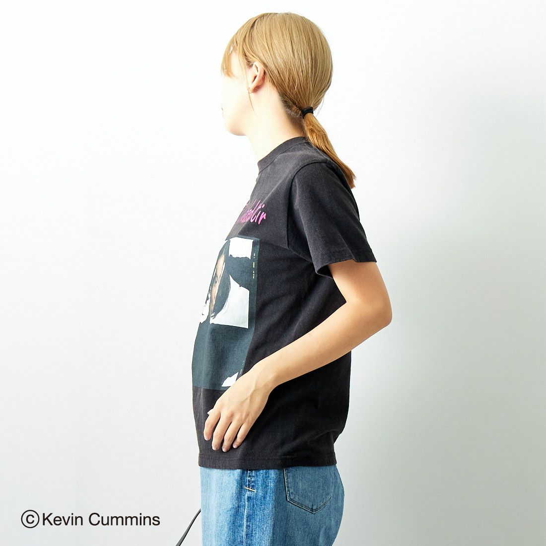 Kevin Cummins × JEANS FACTORY [ケヴィン・カミンズ × ジーンズファクトリー] Bjork フォトプリントTシャツ [JFC-243-068] BLACK &&モデル身長：167cm 着用サイズ：S&&