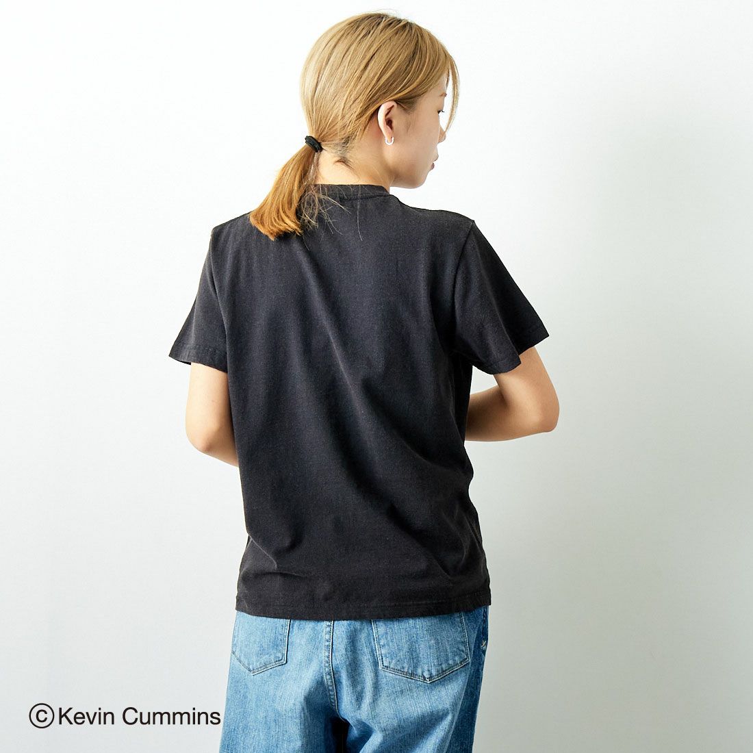 Kevin Cummins × JEANS FACTORY [ケヴィン・カミンズ × ジーンズファクトリー] Bjork フォトプリントTシャツ [JFC-243-068] BLACK &&モデル身長：167cm 着用サイズ：S&&