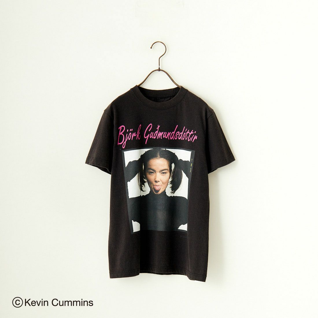 Kevin Cummins × JEANS FACTORY [ケヴィン・カミンズ × ジーンズファクトリー] Bjork フォトプリントTシャツ [JFC-243-068] BLACK