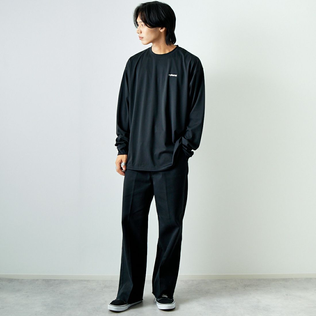 +phenix [プラスフェニックス] 別注 ワンポイント刺繍ロゴ ドローコードTシャツ [POT-24012IN-JF] BLACK &&モデル身長：179cm 着用サイズ：XL&&