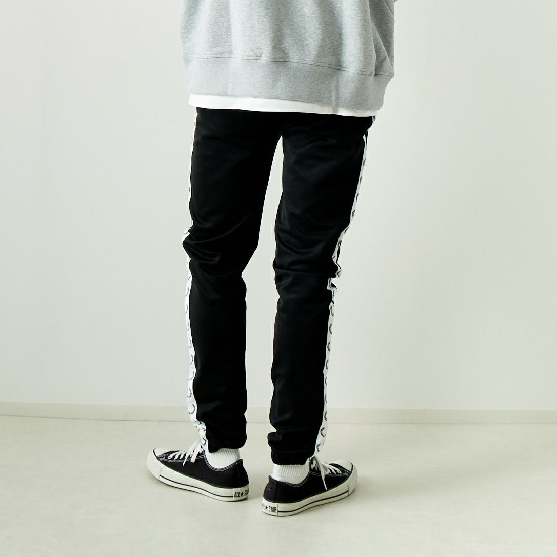FRED PERRY [フレッドペリー] テープドトラックパンツ [T5510] 102 BLACK &&モデル身長：182cm 着用サイズ：M&&