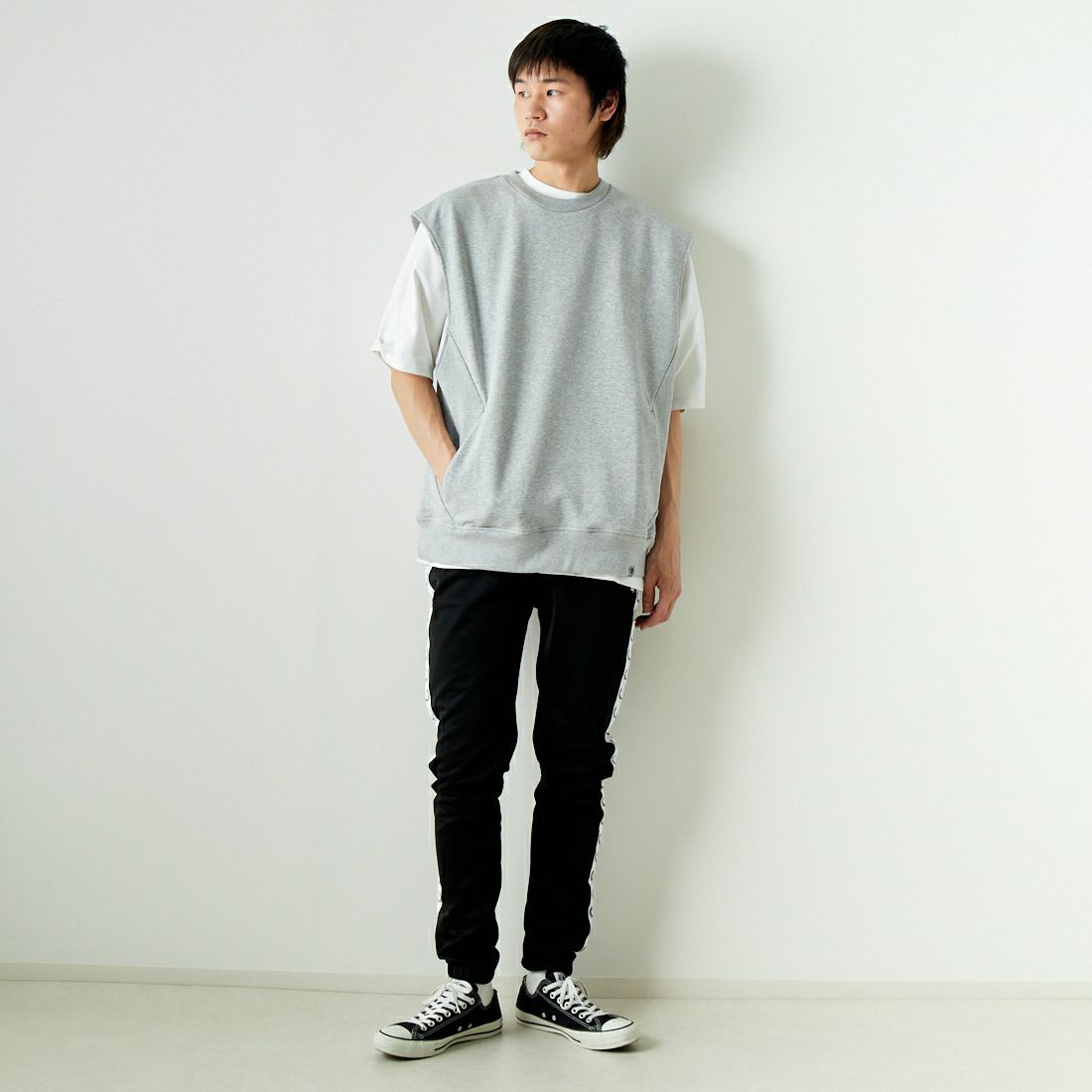 FRED PERRY [フレッドペリー] テープドトラックパンツ [T5510] 102 BLACK &&モデル身長：182cm 着用サイズ：M&&