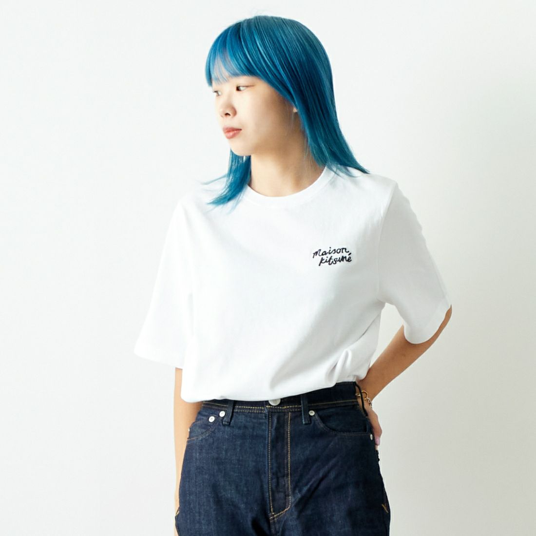 MAISON KITSUNE [メゾン キツネ] ハンドライティング コンフォート Tシャツ [MW00126KJ0119] M186 WHT &&モデル身長：167cm 着用サイズ：S&&