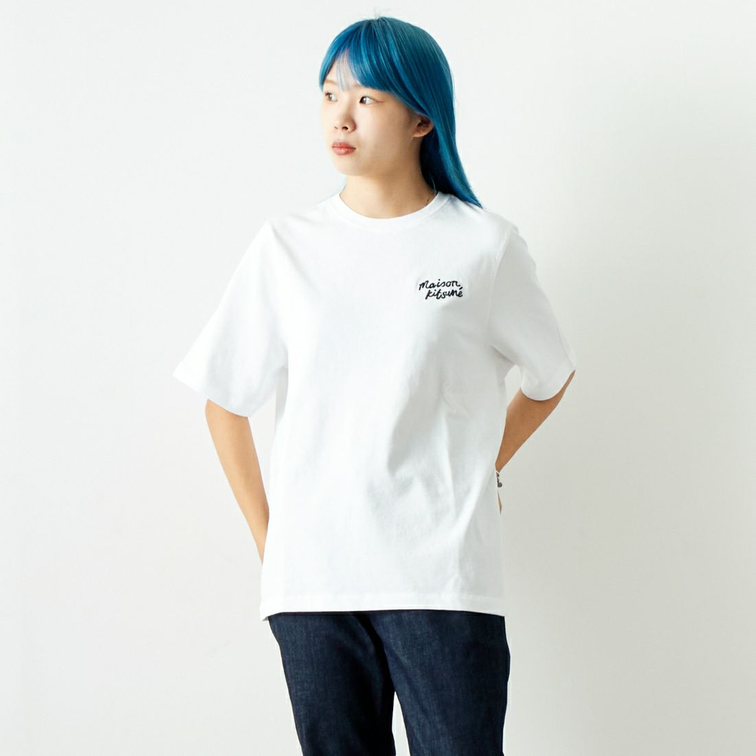 MAISON KITSUNE [メゾン キツネ] ハンドライティング コンフォート Tシャツ [MW00126KJ0119] M186 WHT &&モデル身長：167cm 着用サイズ：S&&