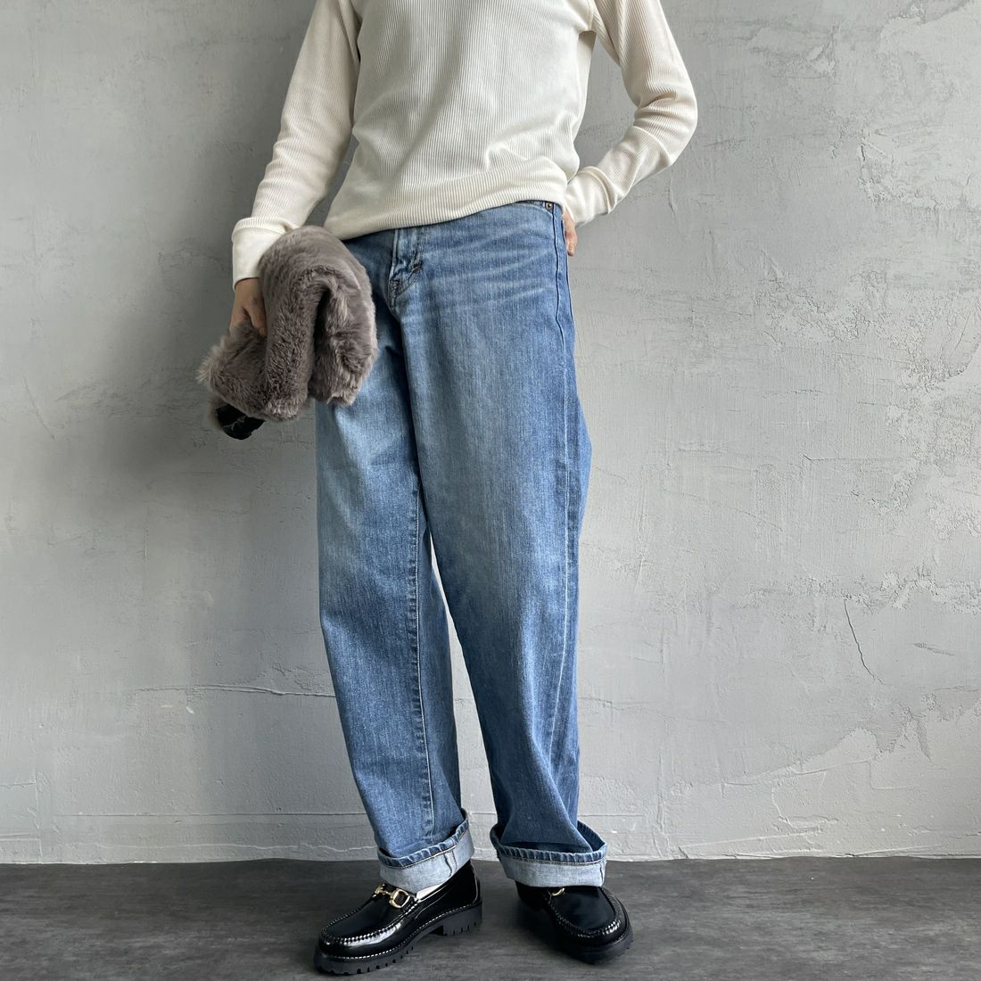 SOMETHING [サムシング] スーパーハイライズルーズストレートデニムパンツ [SEA73]56 L.BLUE &&モデル身長：160cm 着用サイズ：XS&&