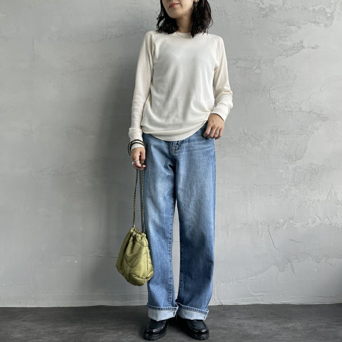 SOMETHING [サムシング] スーパーハイライズルーズストレートデニムパンツ [SEA73]56 L.BLUE &&モデル身長：160cm 着用サイズ：S&&