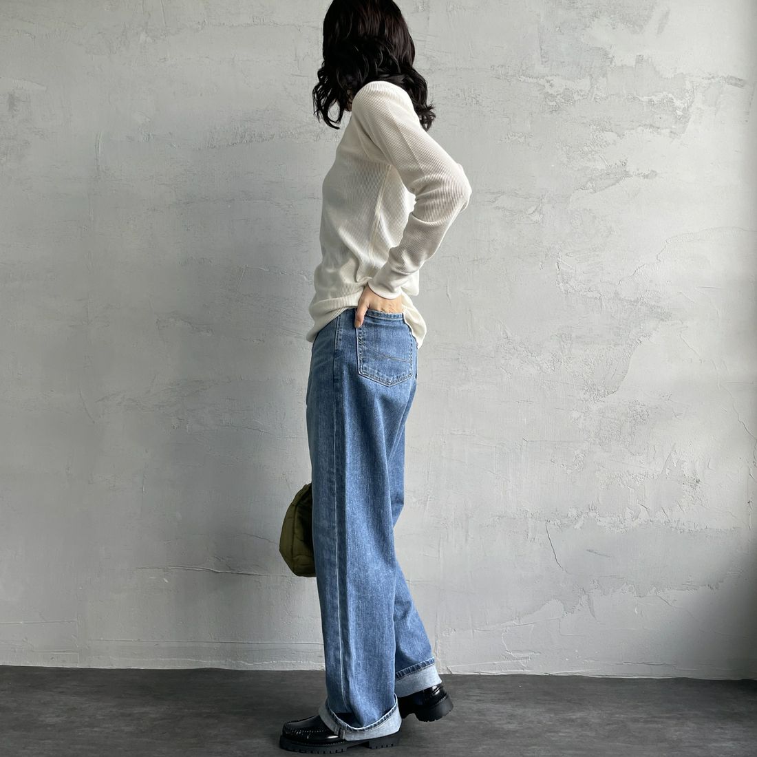 SOMETHING [サムシング] スーパーハイライズルーズストレートデニムパンツ [SEA73]56 L.BLUE &&モデル身長：160cm 着用サイズ：S&&