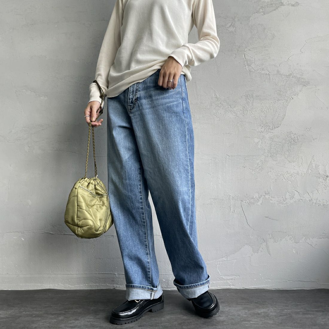 SOMETHING [サムシング] スーパーハイライズルーズストレートデニムパンツ [SEA73]56 L.BLUE &&モデル身長：160cm 着用サイズ：S&&