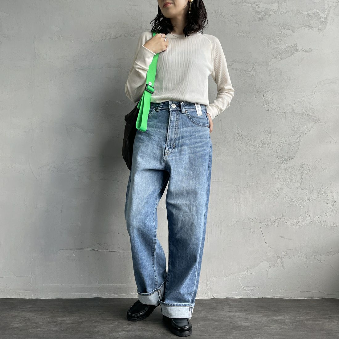 SOMETHING [サムシング] スーパーハイライズルーズストレートデニムパンツ [SEA73]56 L.BLUE &&モデル身長：160cm 着用サイズ：M&&