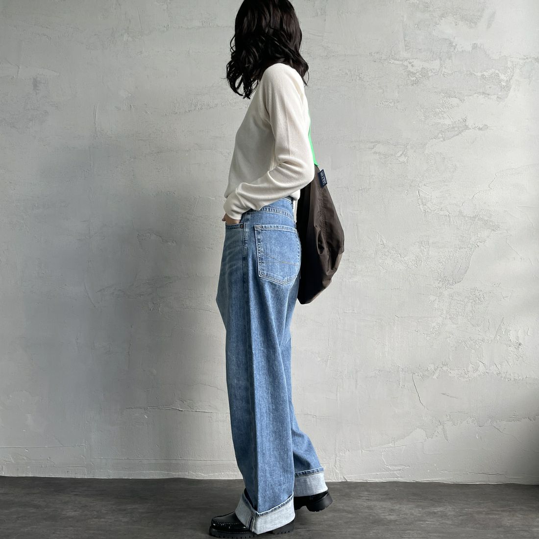 SOMETHING [サムシング] スーパーハイライズルーズストレートデニムパンツ [SEA73]56 L.BLUE &&モデル身長：160cm 着用サイズ：M&&