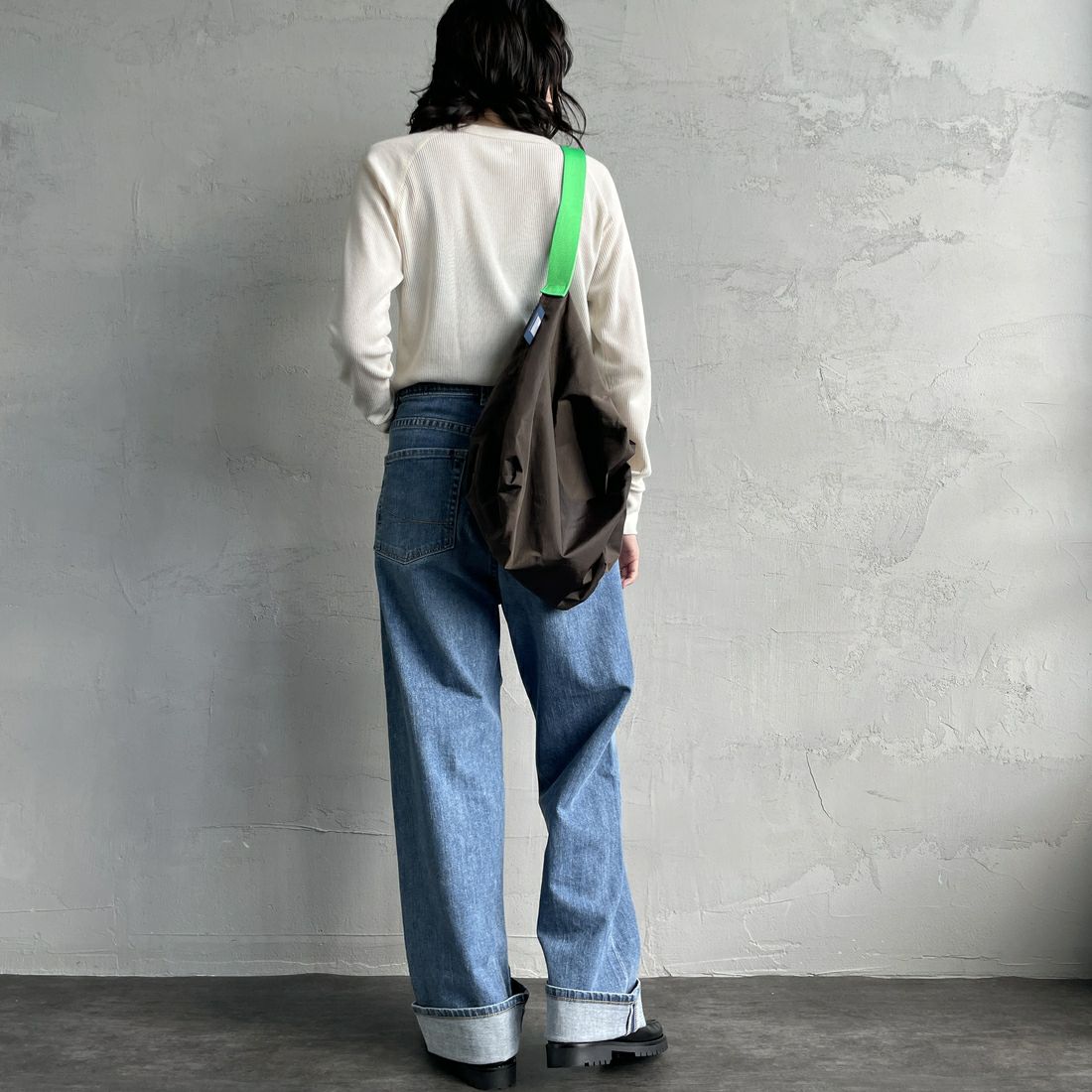 SOMETHING [サムシング] スーパーハイライズルーズストレートデニムパンツ [SEA73]56 L.BLUE &&モデル身長：160cm 着用サイズ：M&&